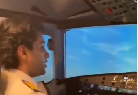 Pilot Lantunkan Ayat Suci Alquran di Kokpit, Suara Merdunya Bikin Kagum