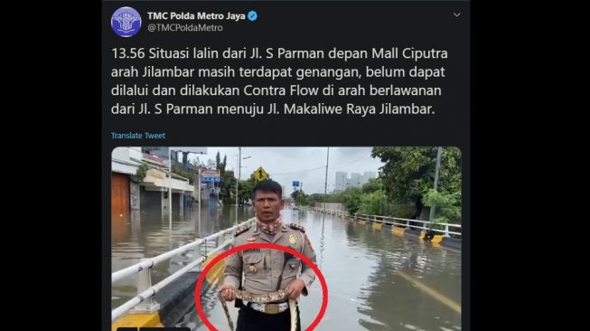 Wadaw! Laporkan Banjir Sambil Pegang Ular, Polisi Ini Buat Netizen Kebingungan