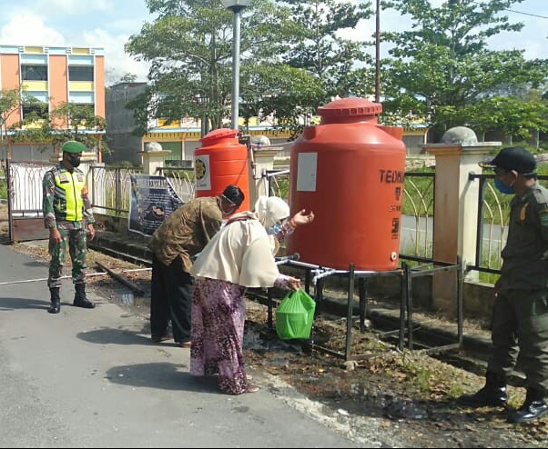 Babinsa Koramil 03/Siak DAN Satpol PP Menghimbau Kepada Masyarakat Gunakan Masker dan Cuci tangan