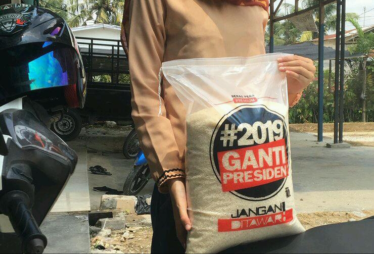 VIRAL! Cewek Cantik Ini Pamer Beras Merek #2019GantiPresiden 