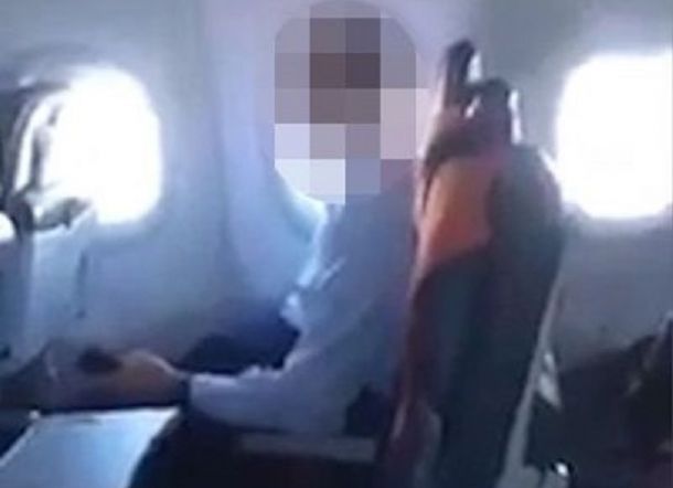 Lagi, Penumpang Pesawat Ini Terciduk Masturbasi Sambil Menonton Video 'Biru'