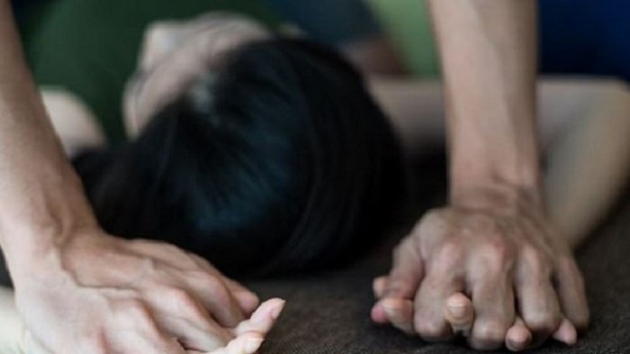 Dokter Ini Dipaksa Saksikan Istri dan Putri Diperkosa 20 Pemuda