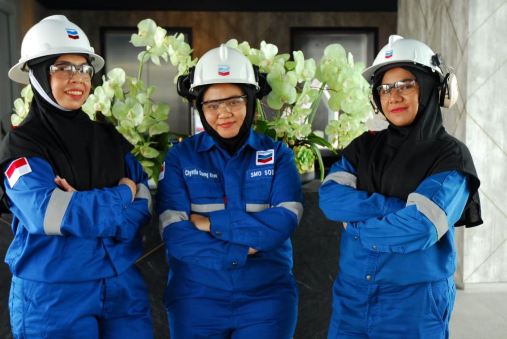 Lindungi Keselamatan Pegawai Wanita Berhijab, Chevron Luncurkan Hijab FRC