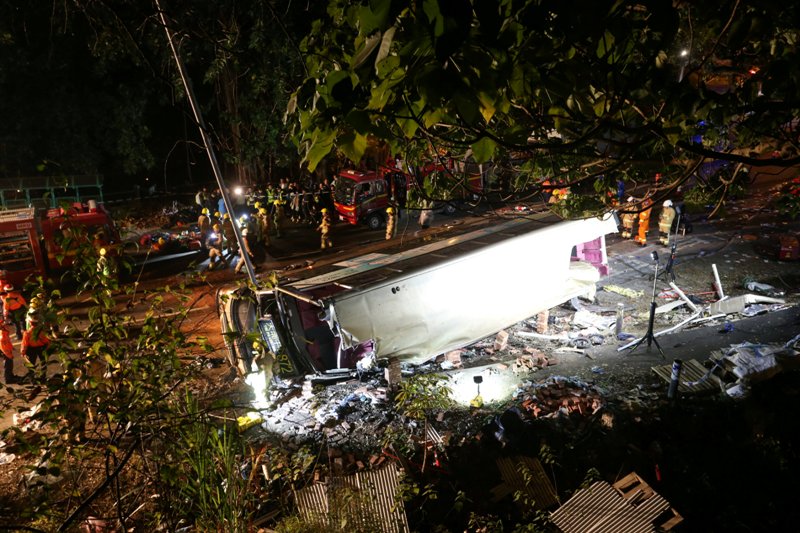 Bus Tingkat Hong Kong Terguling, 19 Orang Tewas