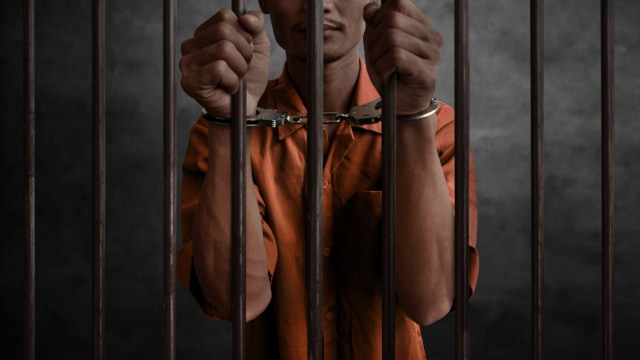 Tahanan Muslim di Miami Dipaksa Pilih Makanan Busuk atau Daging Babi