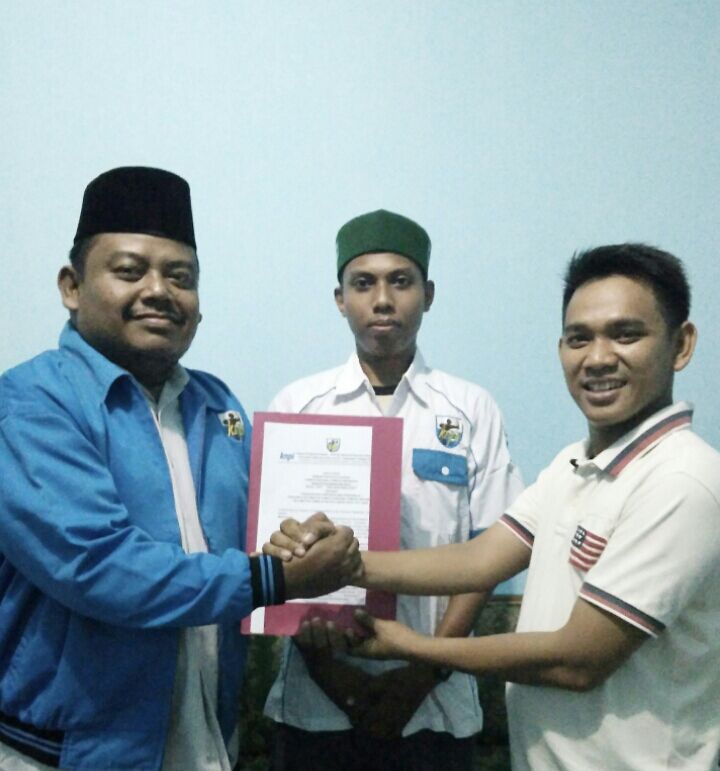 Hidayat Hamid Serahkan SK DPK KNPI Tembilahan Hulu Periode 2017-2020