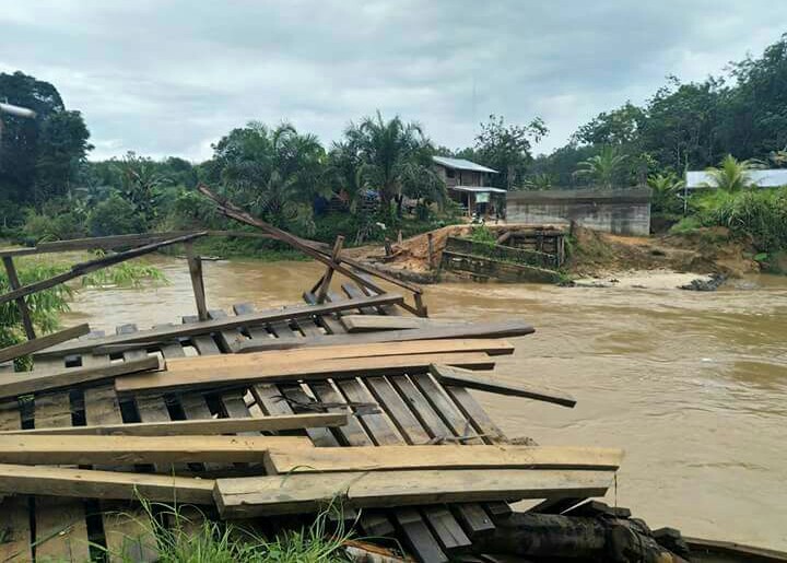 Jembatan Mentawai Rokan IV Koto Rohul Hanyut Diterjang Banjir