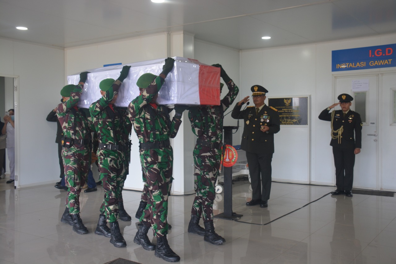 Berikan Penghormatan Terakhir, Danrem 174 Merauke Pimpin Upacara Pengantaran Jenazah (Alm) Mayor Ckm dr. Beni Arjihans