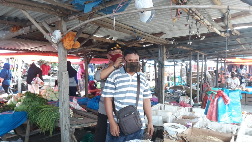 Polsek Tapung Gandeng Karang Taruna Bagikan 1000 Masker untuk Warga Desa Sari Galuh