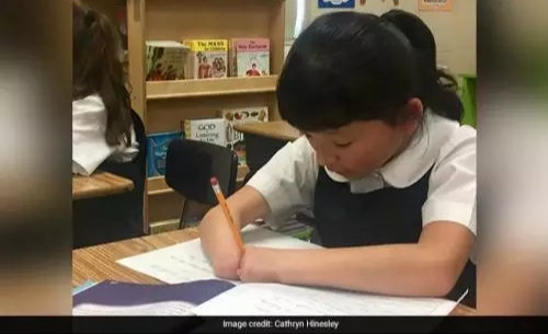 Terlahir Tanpa Jari Tangan, Bocah 10 Tahun Ini Jadi Juara Menulis