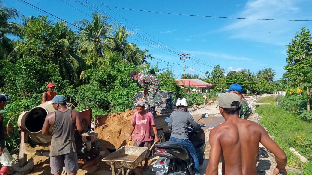 Prajurit Kipan B Yonif 645/Gty Bersama Masyarakat Karya Bakti Perbaikan Jalan