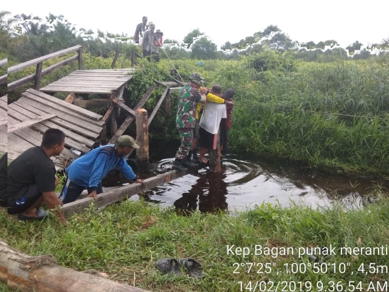 Perbaiki Jembatan, TNI dan Warga Goro Bersama