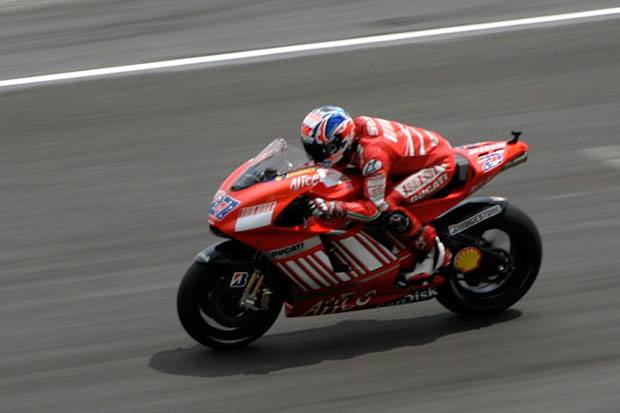 Casey Stoner Salut dengan Tenaga Ducati Panigale V4