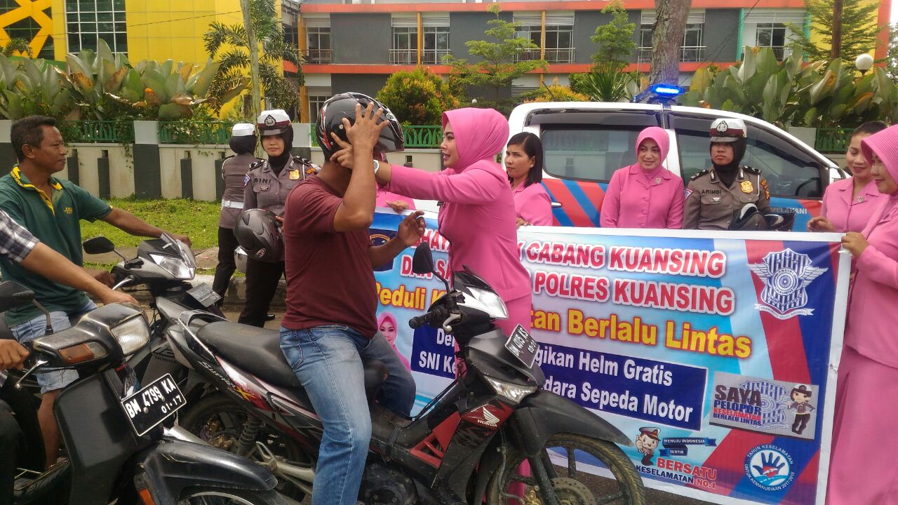 Sat Lantas Polres Bersama Bhayangkari Kuansing Bagikan Helm Gratis Menekan Angka Laka Lantas