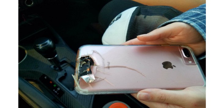 Wanita ini Selamat dari Hantaman Peluru Berkat iPhone