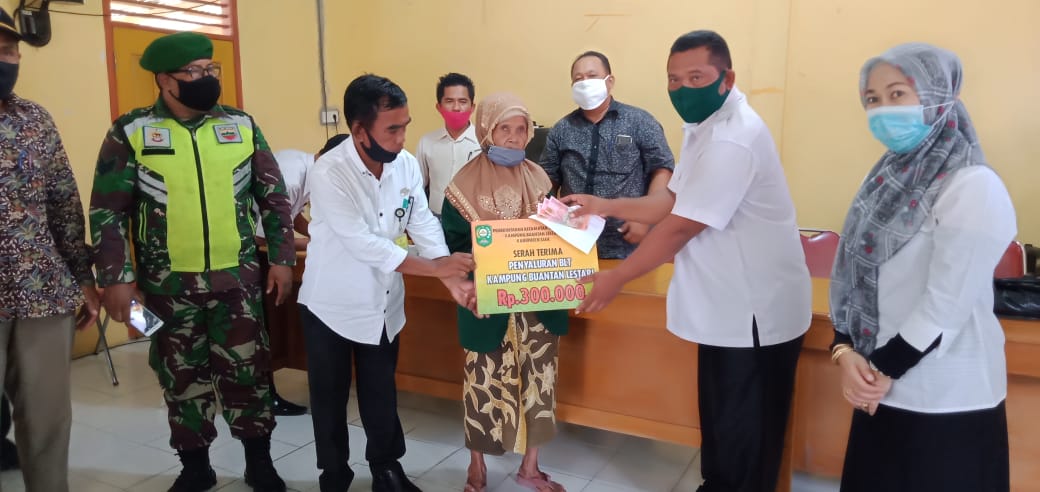 Pemkam Buantan Lestari Salurkan BLT-DD Tahap IV Kepada Masyarakat Terdampak Covid-19