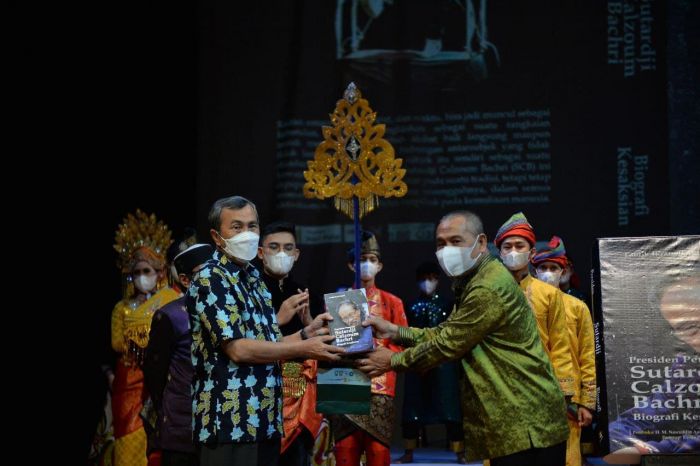 Syamsuar Sebut Sutardji Calzoum Bachri Sastrawan Riau Kebanggan Negeri