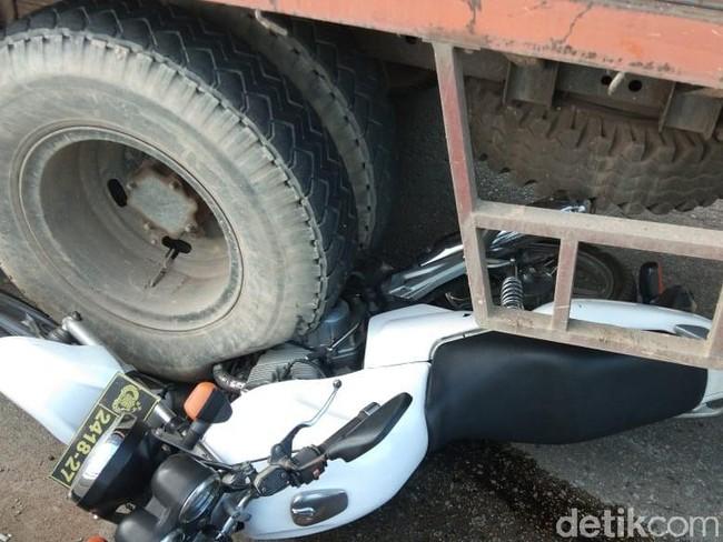 Aksi Heroik Polisi Ini, Ganjal Truk Rem Blong dengan Motor Dinas Cegah Kecelakaan
