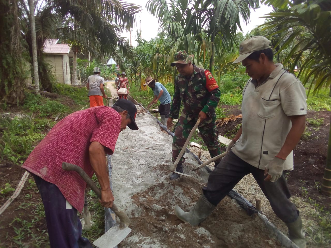 Babinsa Koramil 03/Tempuling Bersama Warga Goro Semenisasi Jalan di Kelurahan Harapan Tani