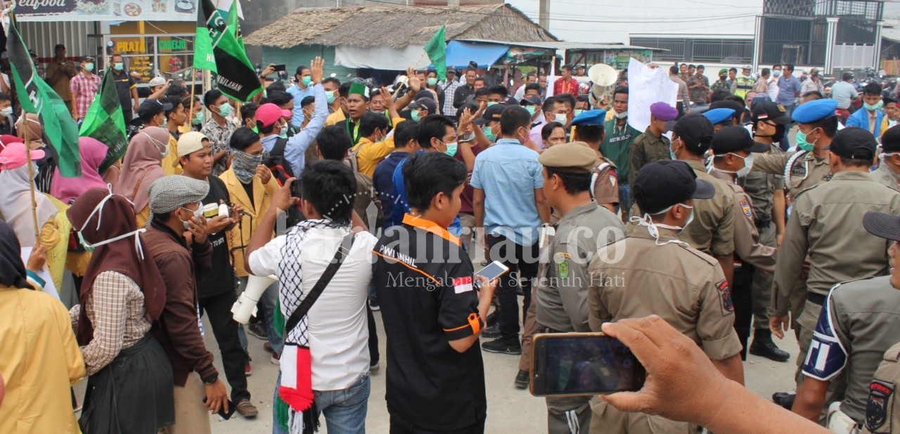 Aksi Dorong Antara Pihak Keamanan dan AMPI Tak Terelakkan