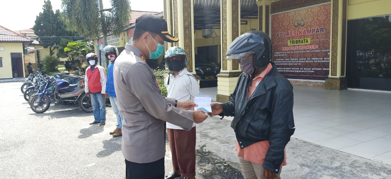 Kapolres Kampar Serahkan Buku Tabungan dan Kartu ATM Penerima Bantuan Program Keselamatan Polri