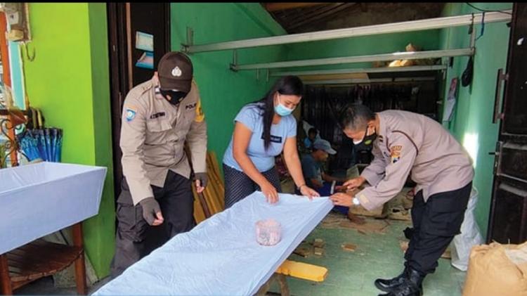 Langka, Polisi Bantu Buat dan Siapkan Peti Jenazah Covid-19