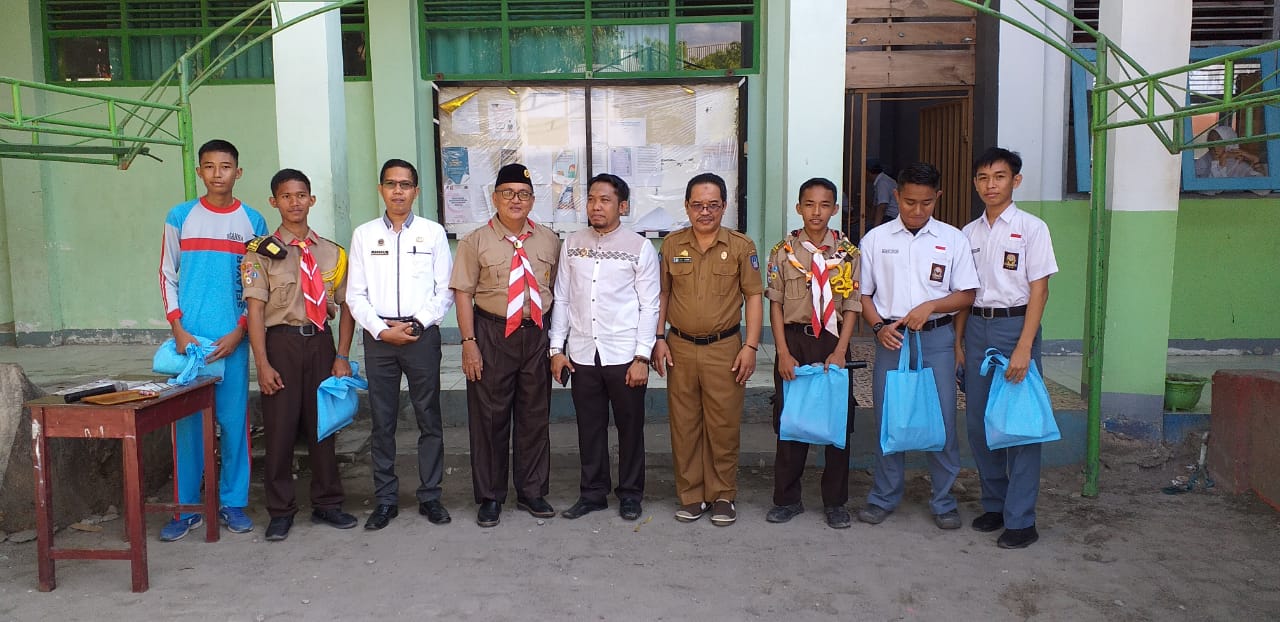 Lima Siswa SMANSA Benteng Dapat Doorprize dari Ketua KPU Selayar