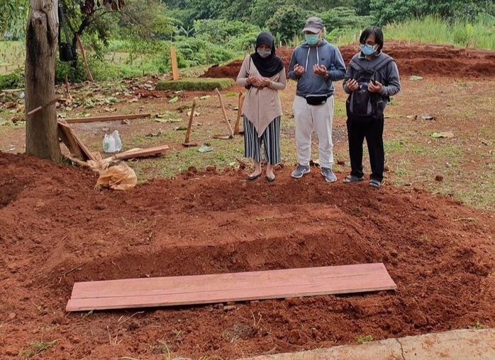 Wafat karena COVID-19, Ibu Wanita ini Dikubur Tanpa Pelayat