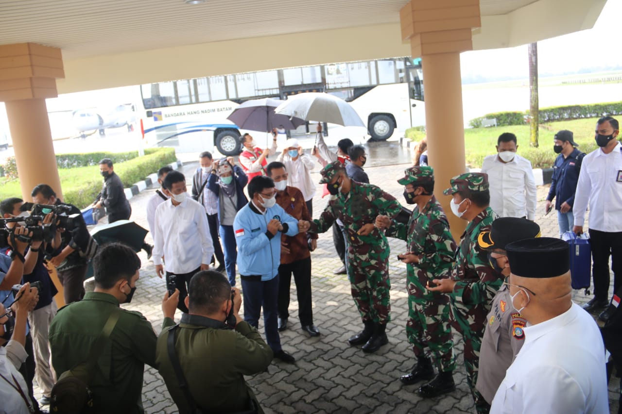 Danlantamal IV Tanjungpinang Sambut Kedatangan Menkominfo RI di Bandara Hang Nadim Batam
