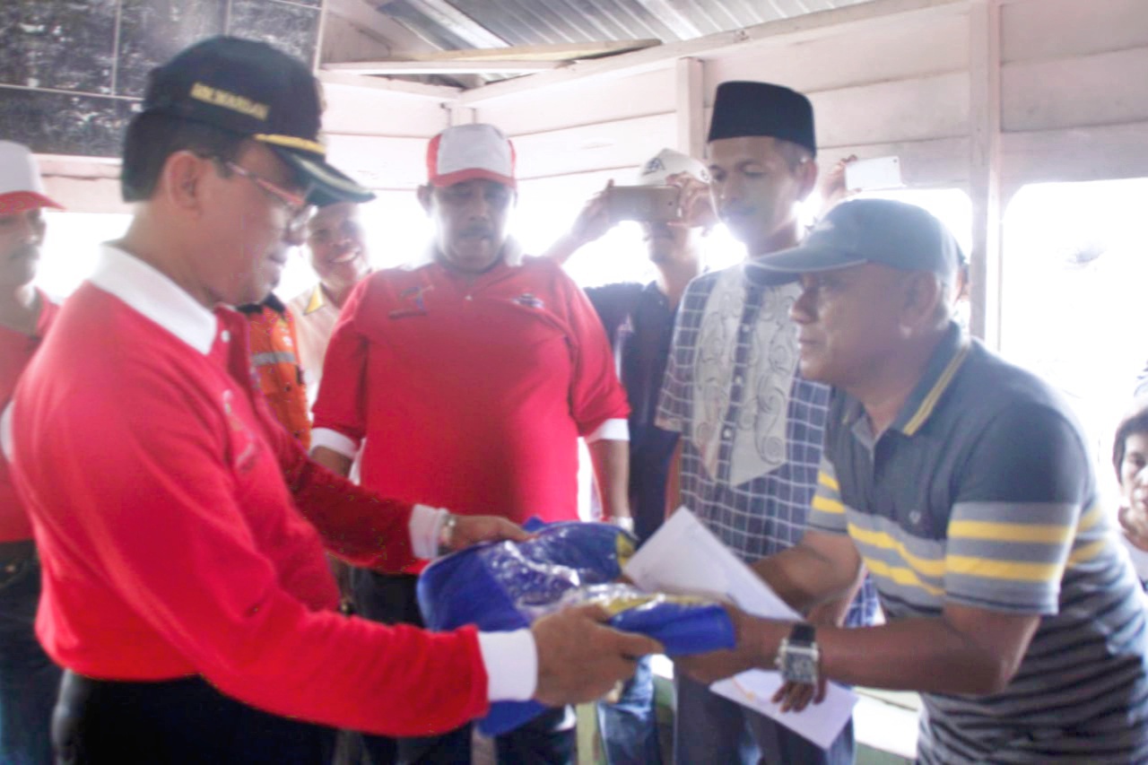 HM Wardan Serahkan Bantuan Kepada Korban Tanah Longsor