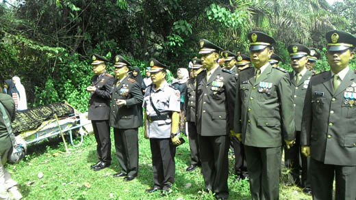 Kapolres Kampar Hadiri Pemakaman Anggota TNI di Desa Batu Belah