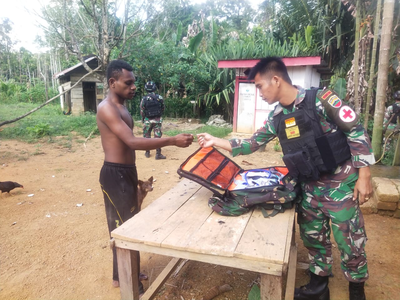 Komsos Sehat, Satgas Pamtas Yonif 126/KC Bagi Obat Gratis Kepada Masyarakat Perbatasan Papua