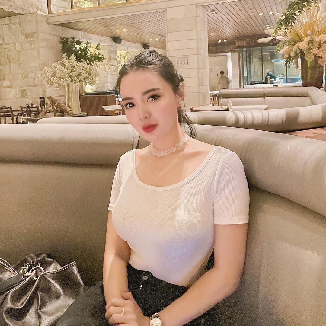 Wika Salim Berkaus Oblong Putih Bikin Salfok