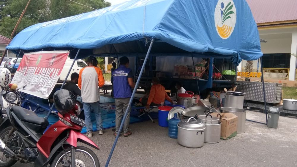 Bagikan Makanan Kepada Warga Terdampak Covid-19, Dinsos Riau Dirikan Dapur Umum