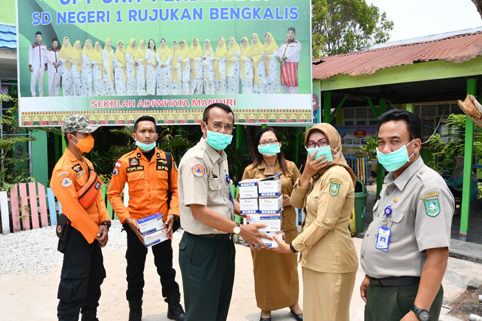 BPBD Kabupaten Bengkalis Bagi 2.000 Masker untuk Satuan Pendidikan dan Masyarakat