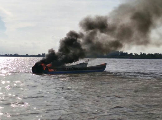 Speedboat Tujuan Tembilahan - Kuala Enok Terbakar