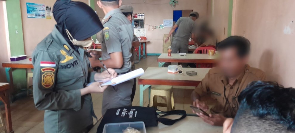Bulan Puasa! Satpol PP Inhil Ciduk Pegawai Sedang Asik Nongkrong di Kedai Kopi