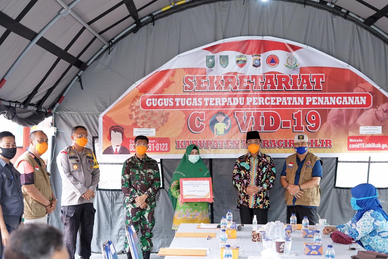 Bupati Inhil Serahkan Peket Sembako dari BAZnas ke Organisasi Sosial Kemasyarakatan