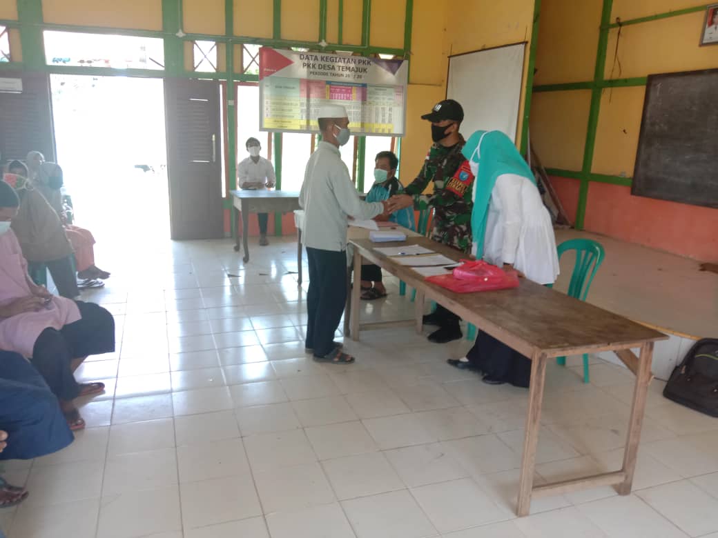 Satgas Pamtas Yonif 642/Kapuas Bantu Kegiatan Pemberian Santunan LKD Kepada Warga