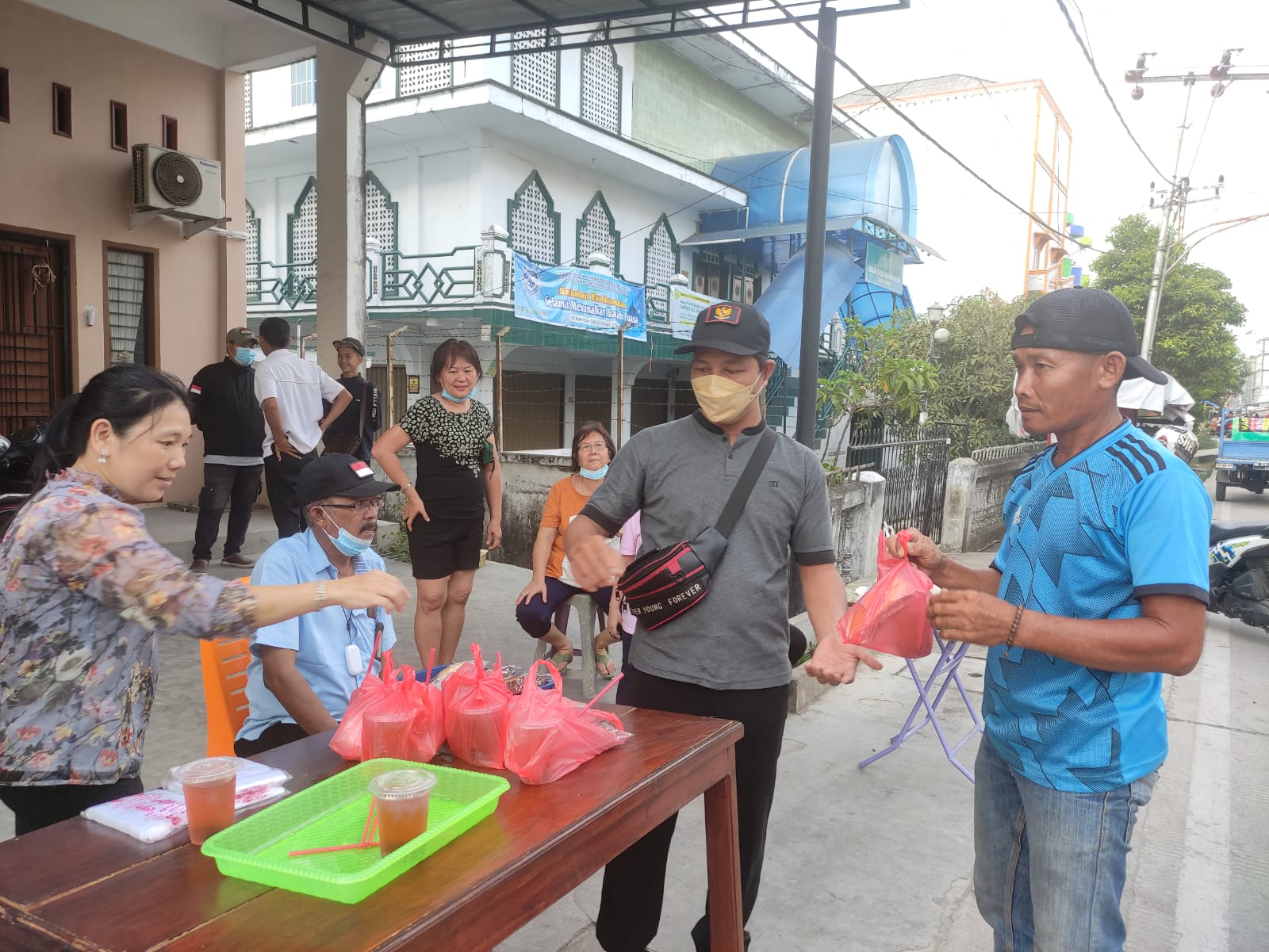 Marlis Syarif Borong Takjil Pedagang