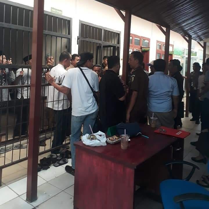 Suasana Pengamanan Nenek Pengedar Sabu di Pengadilan Negeri Tembilahan