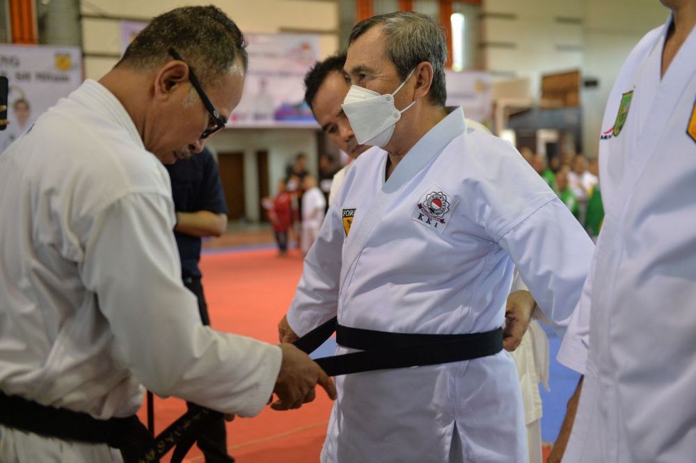 Syamsuar Terima Sabuk Hitam Penghormatan Dari Kushin Ryu M Karate-Do Indonesia