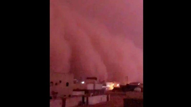 Pemandangan Mengerikan di Arab, Langit Merah Badai Petir Menerjang