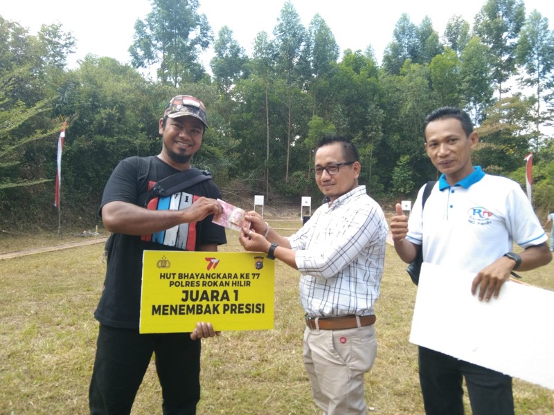 Menang Lomba Tembak di Polres Rohil, Dua Wartawan Dapat Hadiah Tambahan