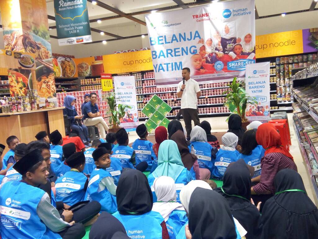 BPJS Ketenagakerjaan dan PKPU HI Riau Ajak Anak Yatim Belanja