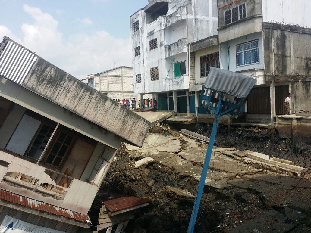 Longsor, Jalan dan 3 Unit Gudang Ambruk ke Lumpur di Kuala Enok   
