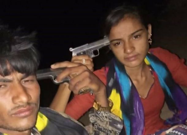 Wanita Bersuami dan Pacarnya Sempat Selfie dengan Pistol Sebelum Bunuh Diri Bersama