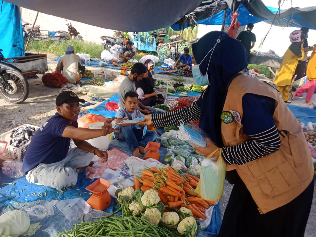 Mahasiswa KKN Bagi-bagi Masker di Pasar Selasa