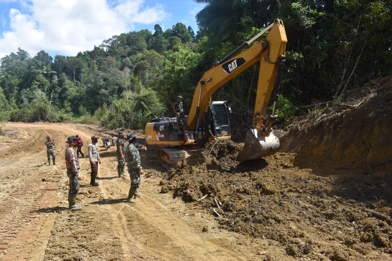 H4 Alat Berat diturunkan di Lokasi TMMD, TNI-Polri dan Warga Kompak Ratakan Tanah