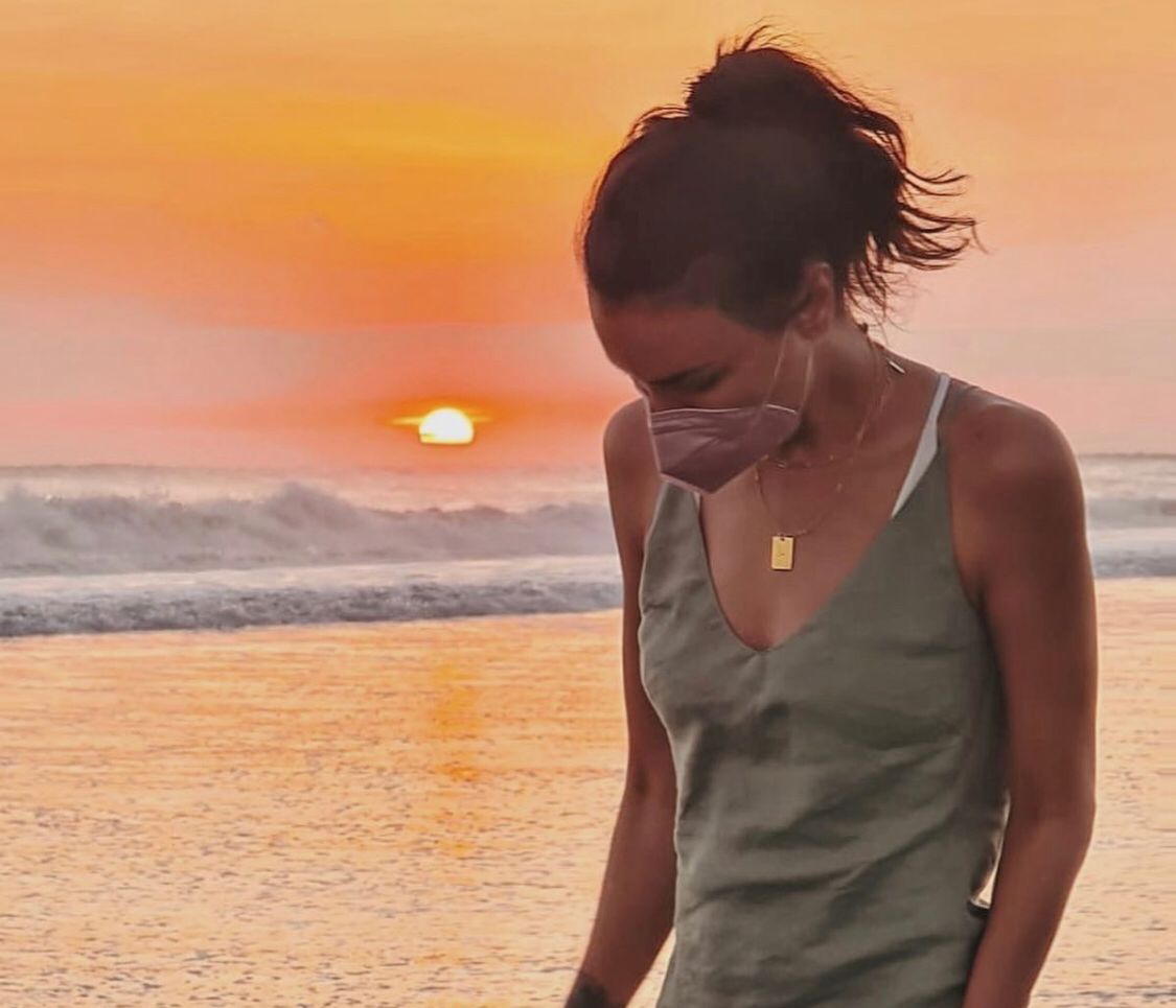 Sophia Latjuba Terlihat Kenakan Kalung Salib